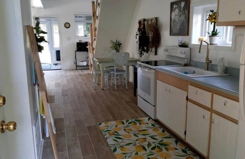 Conneaut Lakeshore Cottage | Sunny Daze: Updated cozy cottage near Midway Beach