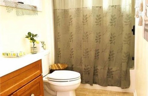 Conneaut Lakeshore Cottage | Sunny Daze: Updated cozy cottage near Midway Beach