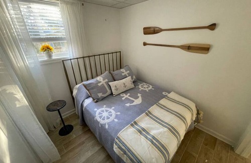 Conneaut Lakeshore Cottage | Sunny Daze: Updated cozy cottage near Midway Beach