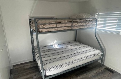 Conneaut Lakeshore Cottage | Sunny Daze: Updated cozy cottage near Midway Beach