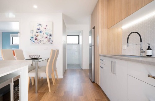 West Launceston Apartment | Sunny Delight: WiFi & Parking