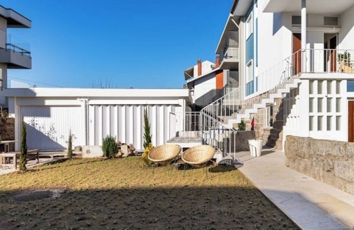 Ramalde Apartment | Sunny designer apartment with garden