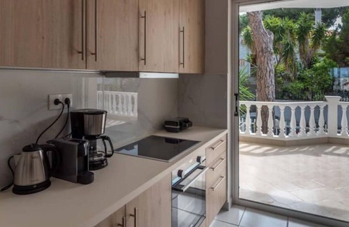 Nea Makri Apartment | Sunny Escape:Stylish and Roomy Apt in Beach Haven! 5min walk from the beach