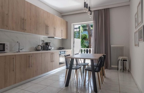 Nea Makri Apartment | Sunny Escape:Stylish and Roomy Apt in Beach Haven! 5min walk from the beach