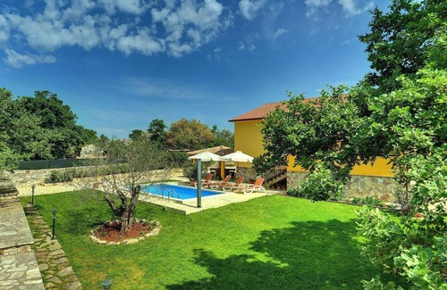 Jursici House | Sunny finca with private pool, volleyball field