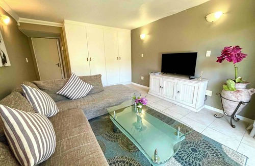 Somerset West Apartment | Sunny garden apartment in a top location, surrounded by nature - pure relaxation!