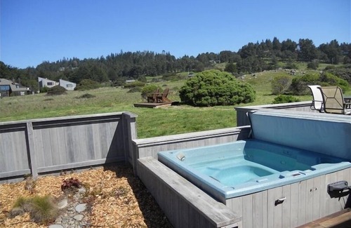 Sea Ranch House | Sunny Home. Hot Tub. Walk to 2 Beaches, Rec Center, Bluff Trail and the Lodge.