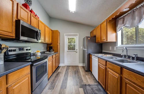 Doctors Inlet House | Sunny Home in a Quiet Neighborhood |Fenced Yard |Pet Friendly |King Suite