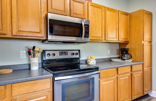 Doctors Inlet House | Sunny Home in a Quiet Neighborhood |Fenced Yard |Pet Friendly |King Suite