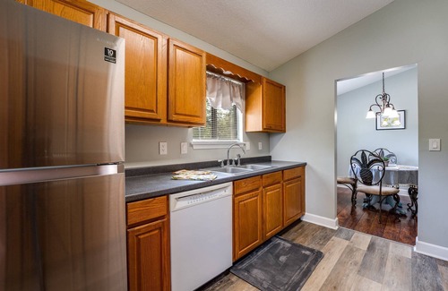 Doctors Inlet House | Sunny Home in a Quiet Neighborhood |Fenced Yard |Pet Friendly |King Suite