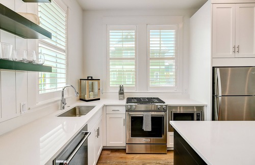 Port Aransas Cabin | Sunny house by the beach with pool, adorned modern furnishings & balcony seating