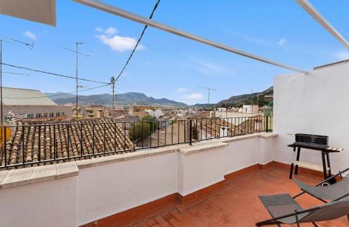 Onil Apartment | Sunny house in Onil with terrace and bbq