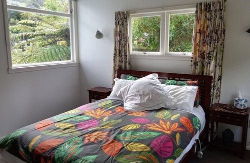 Huia House | Sunny house in sheltered bay, great views, classic kiwi ambience