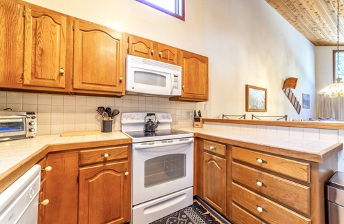 Mammoth Lakes House | Sunny, Large, Updated, Pet Friendly Townhome, Spa, Wifi and Free Parking