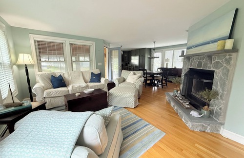 Kennebunkport House | Sunny Lighthouse - Goose Rocks