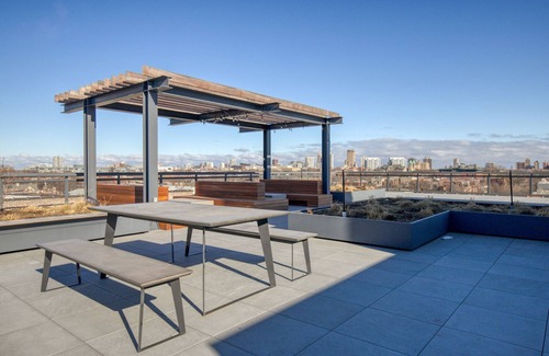 Sheffield Neighbors Apartment | Sunny Lincoln Park 2BR w/Lounge, Roof & Gym, near DePaul, by Blueground