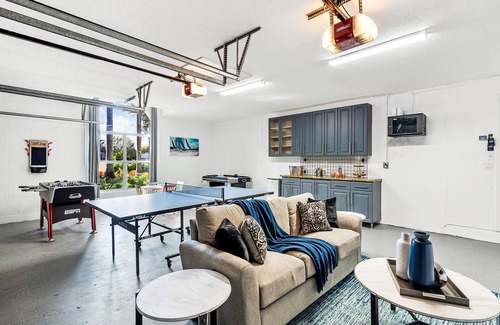 Parkland House | Sunny Luxury Villa w/POOL near Downtown!