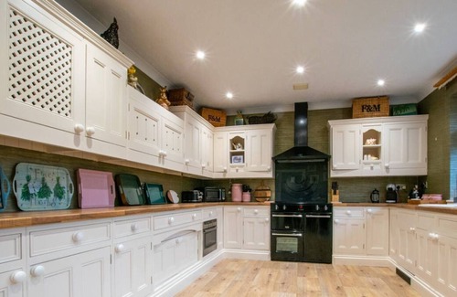Llanrhidian House | Sunny Marshes in the beautiful Swansea