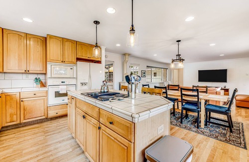 Mendocino House | Sunny Mendocino getaway with hot tub, fireplace, enclosed yard & trail to beach