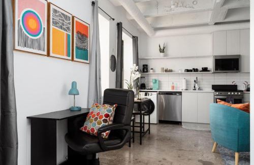 Uptown Apartment | Sunny Modern Loft Montrose Beach Rooftop WFH Gym