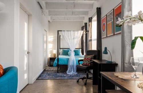 Uptown Apartment | Sunny Modern Loft Montrose Beach Rooftop WFH Gym