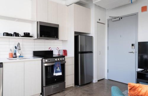 Uptown Apartment | Sunny Modern Loft Montrose Beach Rooftop WFH Gym
