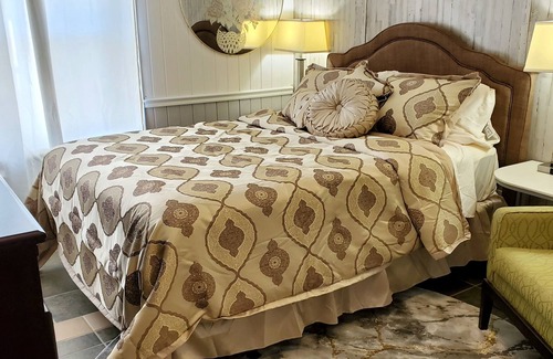 Pikeville Bed & Breakfast | Sunny Morn Room in Cascade Inn at Fall Creek Falls