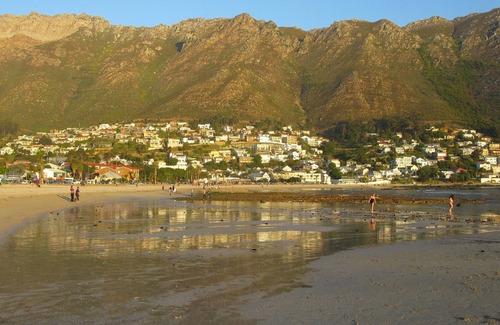 Gordons Bay Central House | Sunny, open-plan family home, above sunset beach, with sea and mountain views.