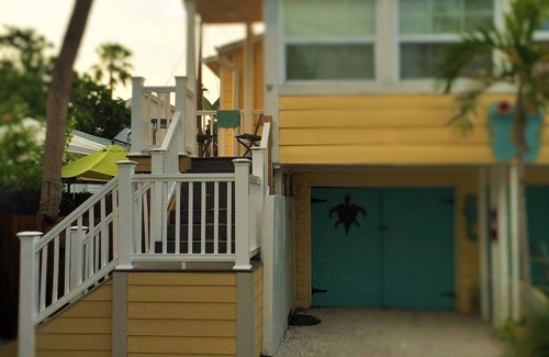 Pass-a-Grille Cottage | Sunny PaG Island rental w/bikes-just steps2beach
