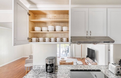 University South Apartment | Sunny Palo Alto 2BR w/W/D & Garden, near FB & Google, by Blueground