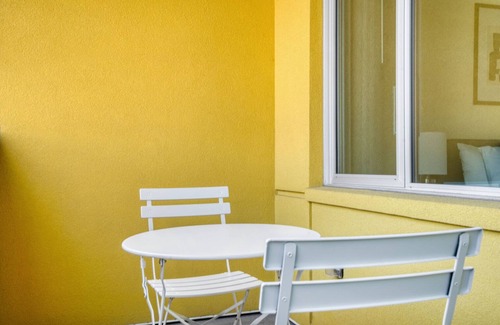 Evergreen Park Apartment | Sunny Palo Alto 2BR w/W/D & Pool, walk to Pinterest, by Blueground