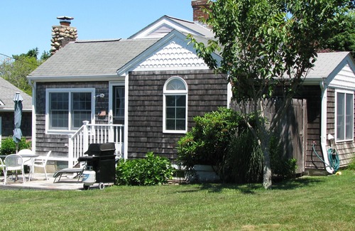Narragansett Cottage | Sunny, Quaint, Immaculate Cottage in Point Judith/Sand Hill Cove-Close to Beach