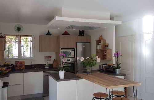 Saint-Jacques House | Sunny, quiet villa with spa, beautiful garden, barbecue, table tennis