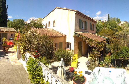 Saint-Jacques House | Sunny, quiet villa with spa, beautiful garden, barbecue, table tennis
