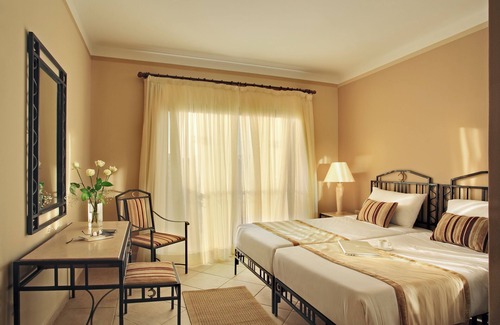 Al Mamsha El Seyahi Hotel | Sunny Retreat! 4 Family-Friendly Units with Outdoor Pool and Balcony