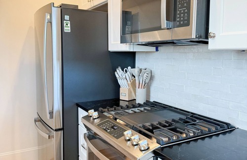 Newport East Apartment | Sunny Retreat Near 2 Beaches - Ideal Summer Stay for Couples & Families