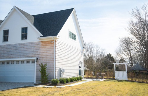 Newport East Apartment | Sunny Retreat Near 2 Beaches - Ideal Summer Stay for Couples & Families