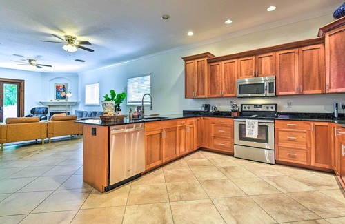 Alta Vista House | Sunny Sarasota Abode w/Yard ~ 1 Mi to Dtwn!