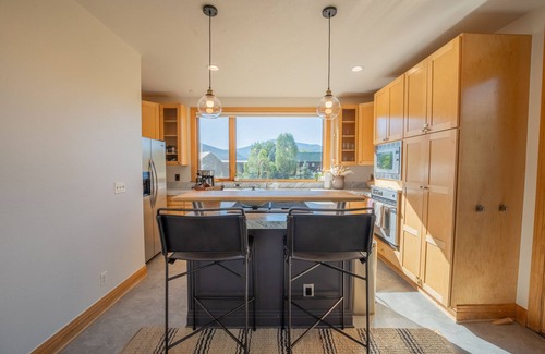 Crested Butte House | Sunny Skyland Home w/Hot Tub and Garage Apartment! On the golf course!