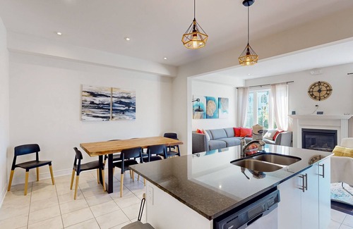 The Blue Mountains House | Sunny & sleek townhouse with shared pool - near skiing & golf