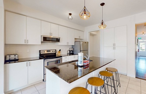 The Blue Mountains House | Sunny & sleek townhouse with shared pool - near skiing & golf