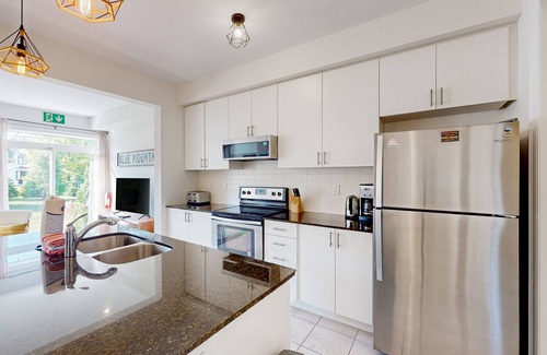 The Blue Mountains House | Sunny & sleek townhouse with shared pool - near skiing & golf