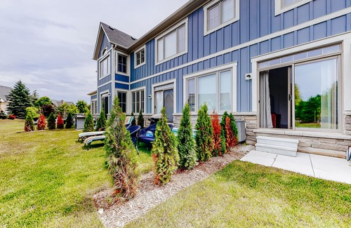The Blue Mountains House | Sunny & sleek townhouse with shared pool - near skiing & golf