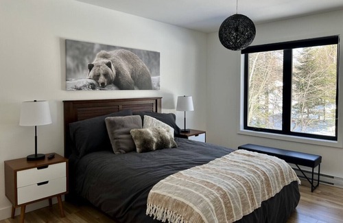 Mauricie Ski Chalet | Sunny, spacious lakeside chalet.