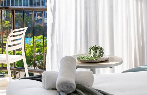 Surfers Paradise Hotel | Sunny studio gem 150M to the beach