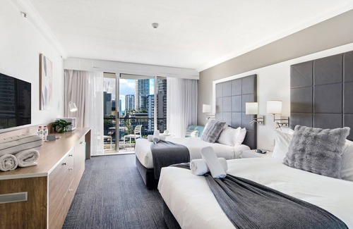 Surfers Paradise Hotel | Sunny studio gem 150M to the beach