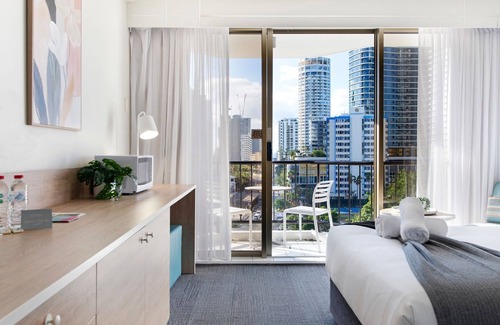 Surfers Paradise Hotel | Sunny studio gem 150M to the beach