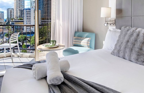 Surfers Paradise Hotel | Sunny studio gem 150M to the beach