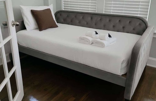 East Albany Park Apartment | Sunny & Stylish 2BR S
