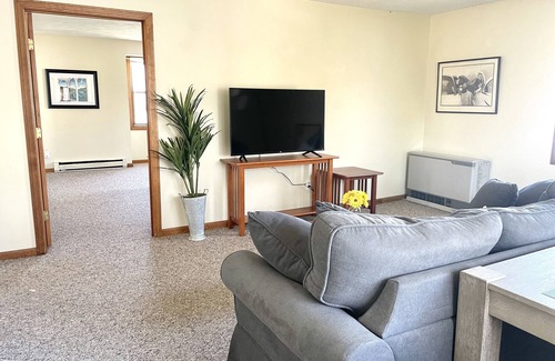 Brunswick Apartment | Sunny Tree Top 2BR Next to Bowdoin Downtown Brunswick